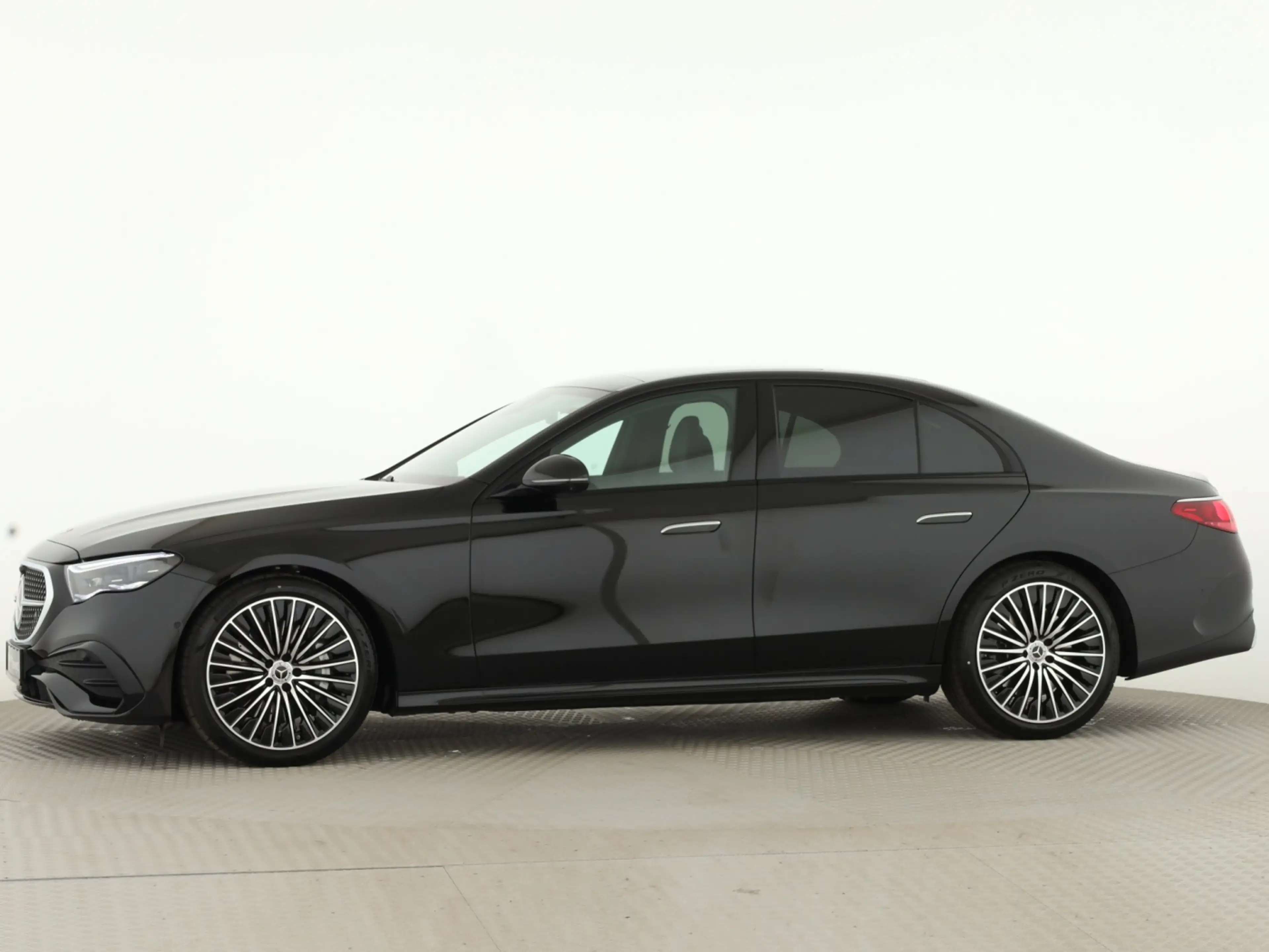 Mercedes-Benz E 450 d 4MATIC Limousine *AMG*LenkradH*360°*AHK* — photo 7
