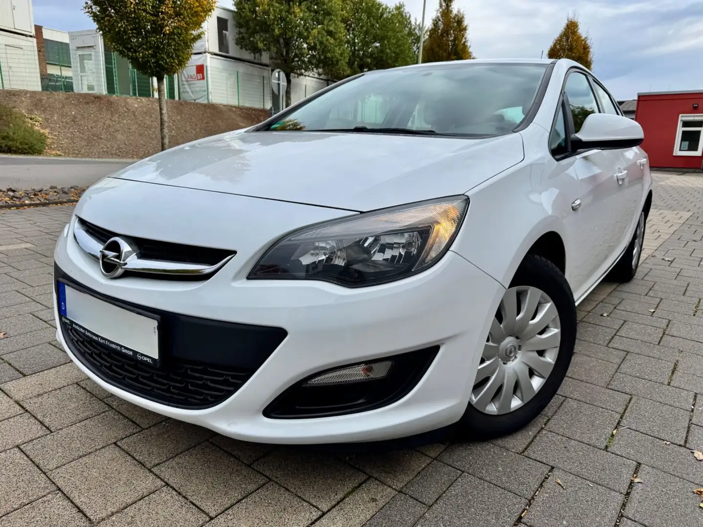 Opel Astra J Lim. 5-trg. Selection Weiß - 1