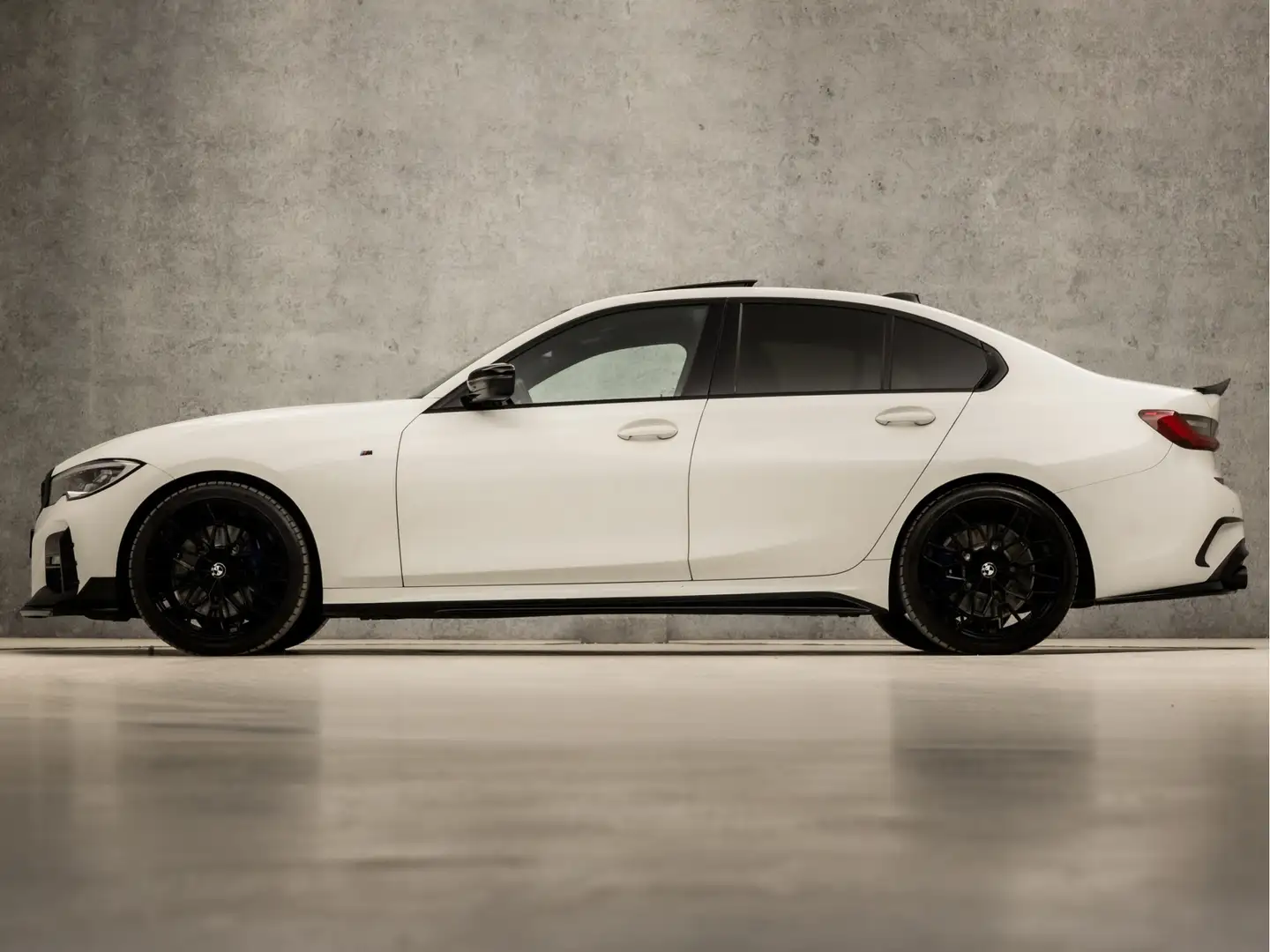 BMW 330 3-serie 330i High Executive M Sport 259Pk Automaat Wit - 2