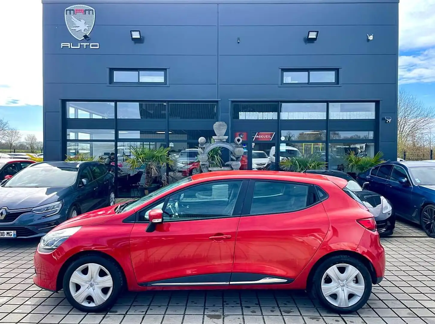 Renault Clio 0.9i TCE 90 CH ECO2 EXPRESSION Rouge - 1