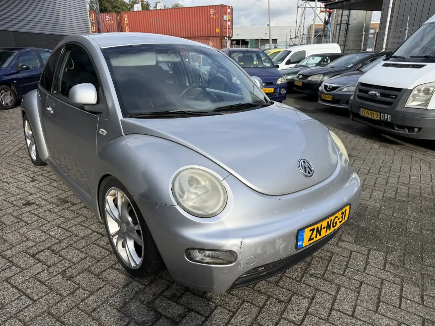 Volkswagen New Beetle 2.0 Highline Gris - 2