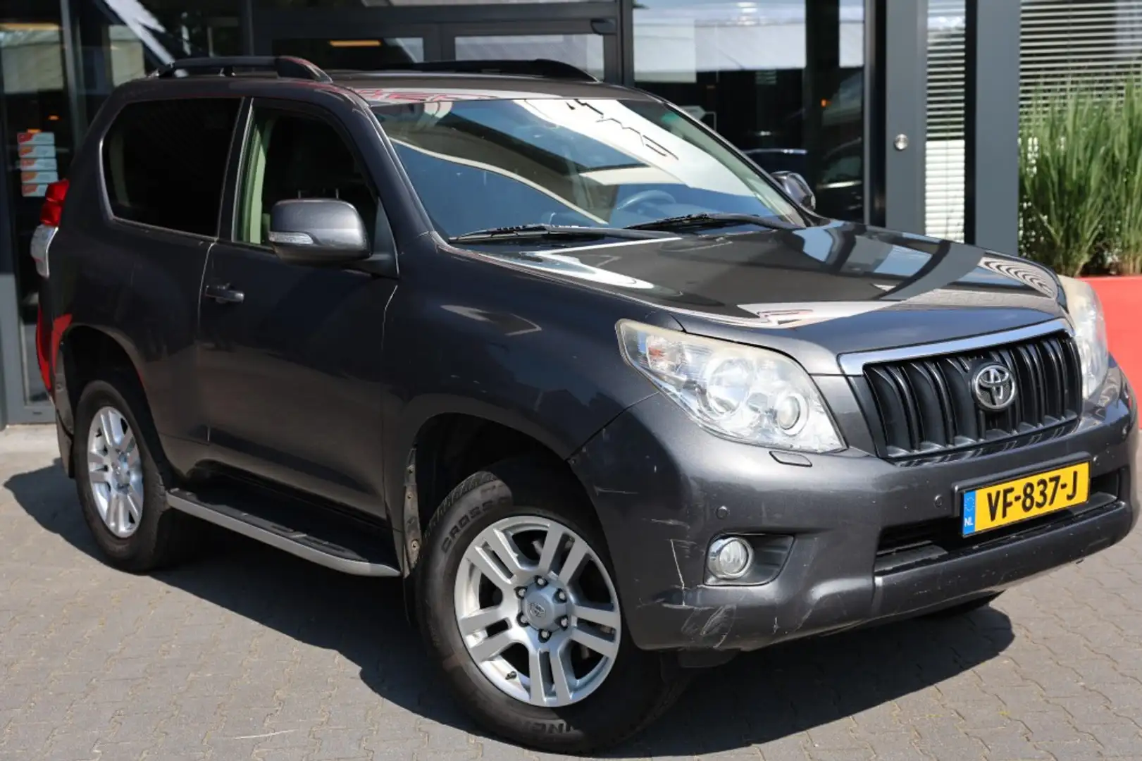 Toyota Land Cruiser 3.0 D-4D 3DRS VX A/T VAN Grijs - 1