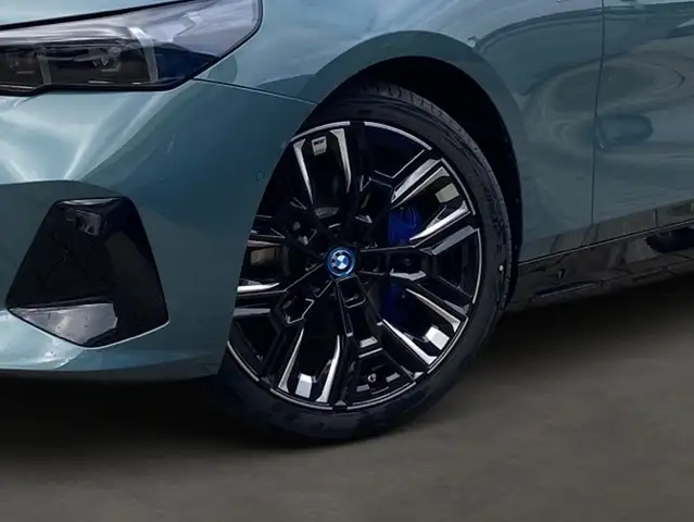 BMW i5 view 6