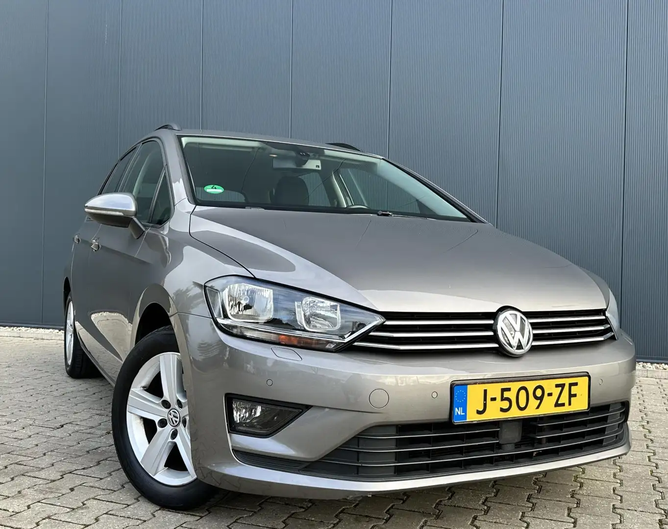 Volkswagen Golf Sportsvan 1.2 TSI 110PK Highline Automaat Grau - 1