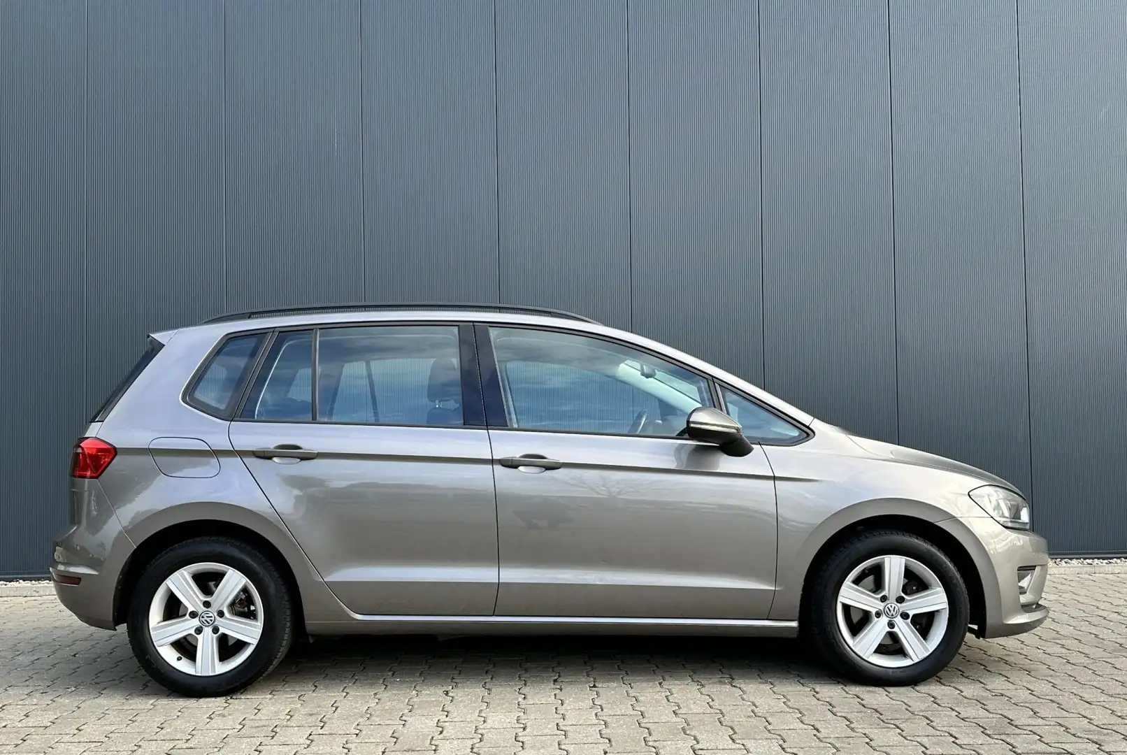 Volkswagen Golf Sportsvan 1.2 TSI 110PK Highline Automaat Grau - 2