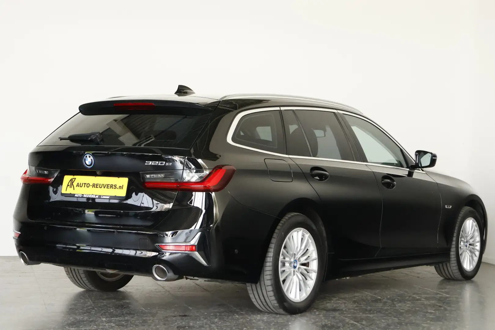 BMW 320 3-serie Touring 320e High Executive / Laser-LED / Zwart - 2
