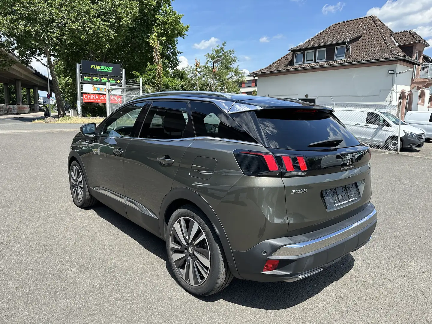 Peugeot 3008 Hybrid4 300 GT Top Ausstattung 8 fach bereift Gold - 2