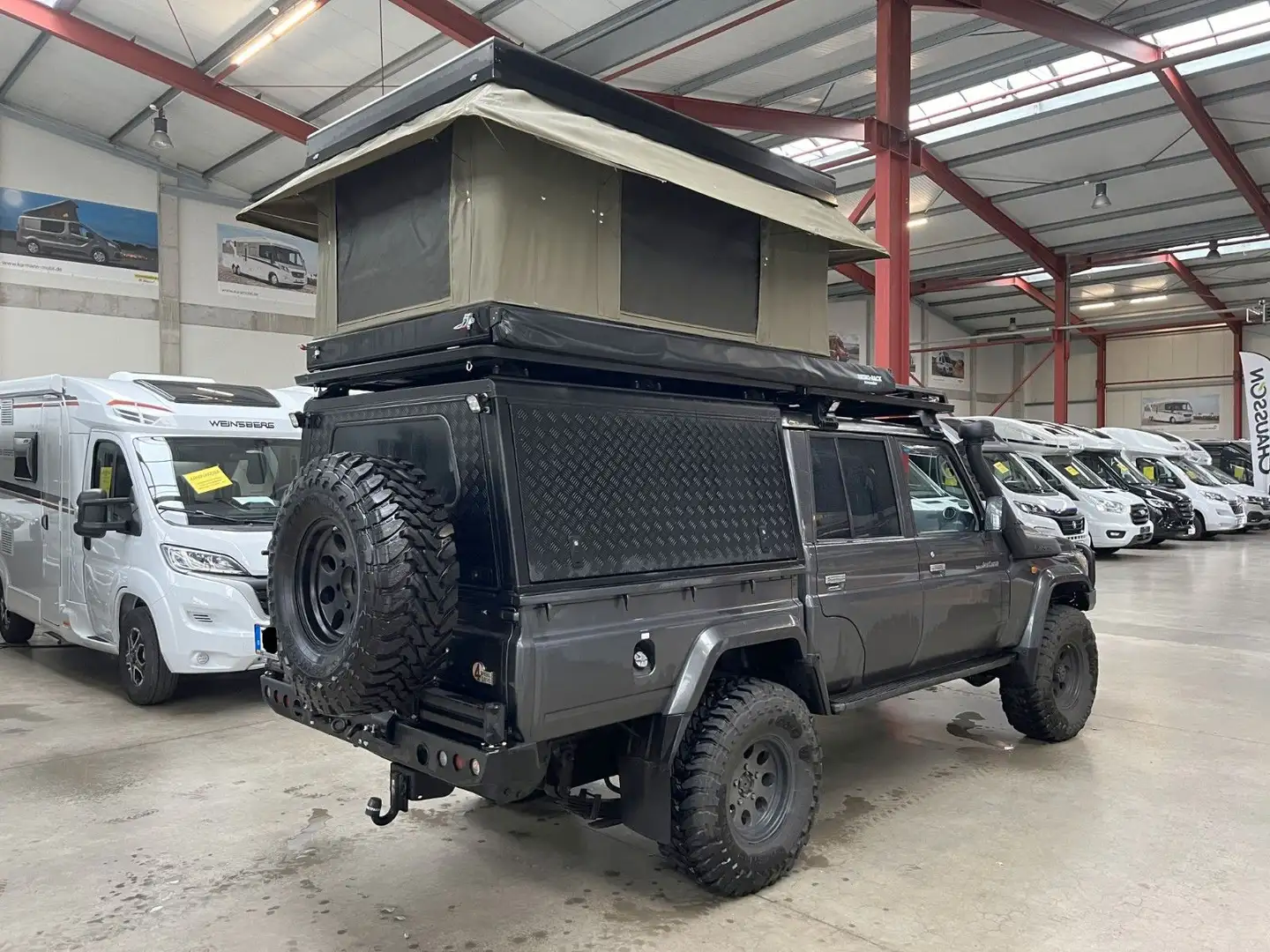Toyota Land Cruiser GRJ 79 DC - VX LIMITED / VIELE EXTRAS Šedá - 1