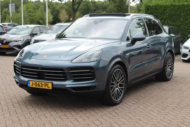 Porsche Cayenne view 6