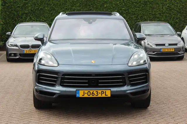 Porsche Cayenne view 8
