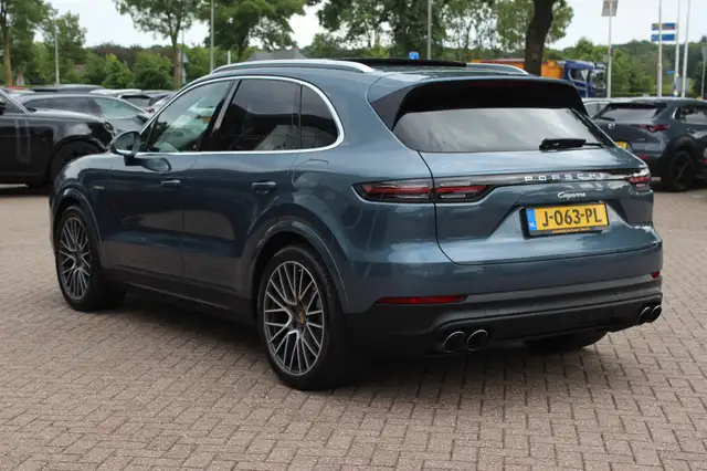 Porsche Cayenne view 3