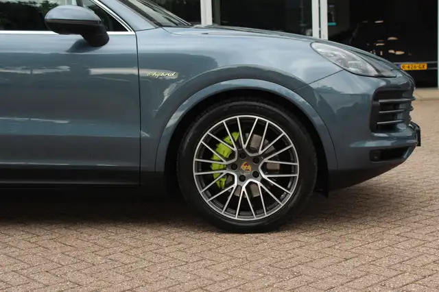 Porsche Cayenne view 14