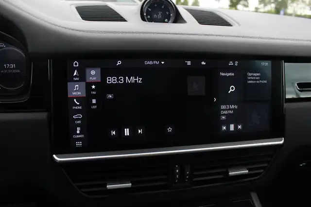 Porsche Cayenne view 24
