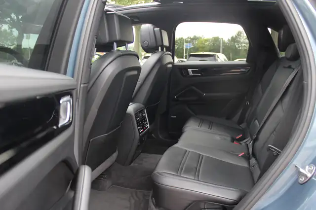 Porsche Cayenne view 11