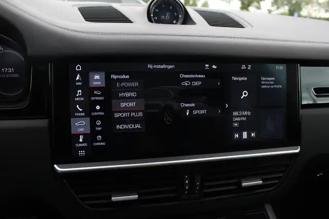 Porsche Cayenne view 26