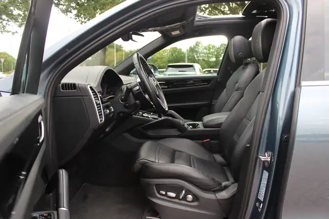 Porsche Cayenne view 10
