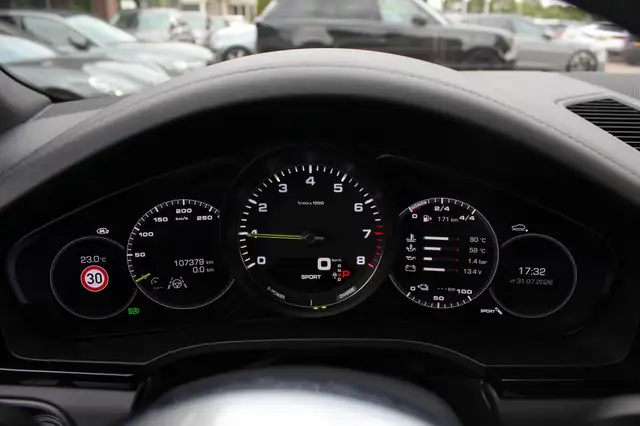 Porsche Cayenne view 19
