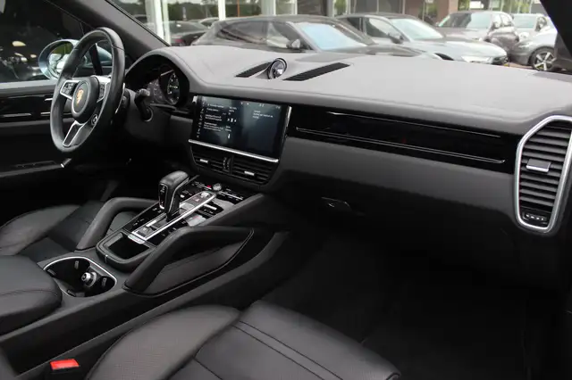 Porsche Cayenne view 13