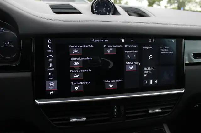 Porsche Cayenne view 27