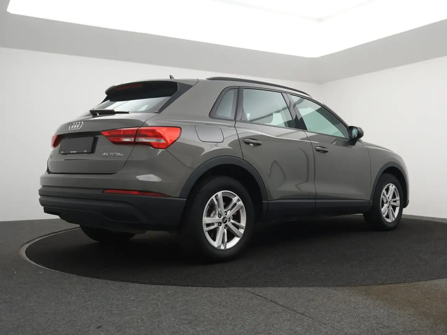Audi Q3 PHEV Audi Q3 45 TFSIe  PHEV 245PK *AUTOMAAT*LEDER*NAVI*BLTH*CRUISE*ZETELVERWARMING*DIGITAL DASHBOARD*... Grau - 2