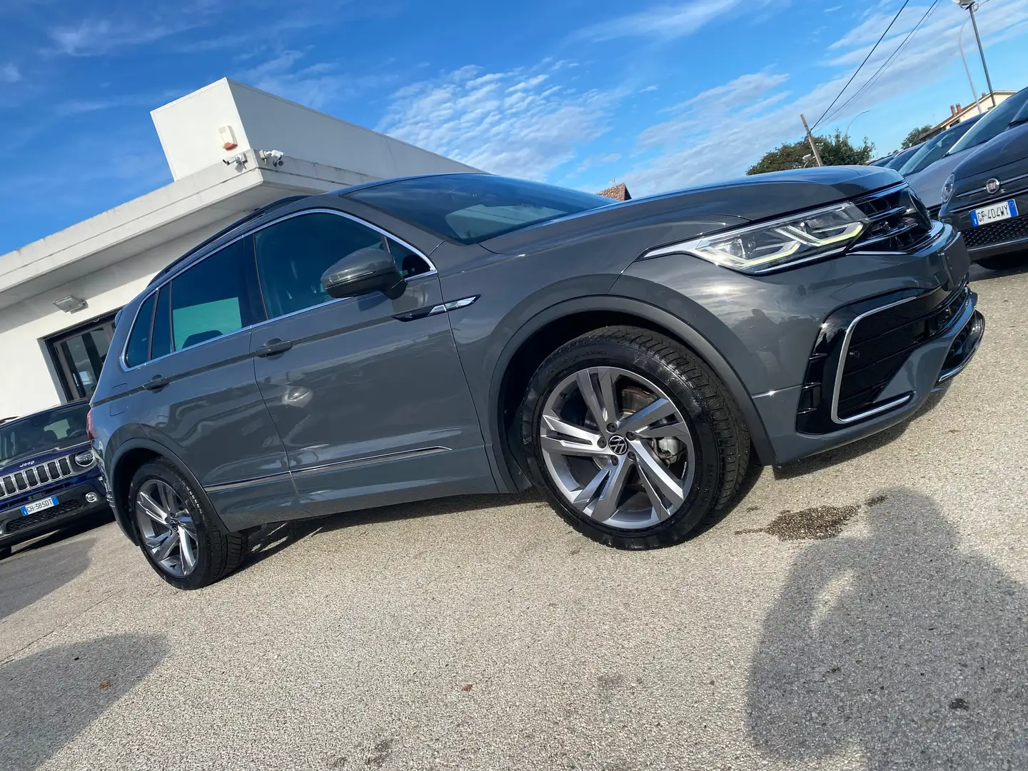 Volkswagen Tiguan Tiguan II 2.0 tdi R-Line 150cv dsg Grijs - 2