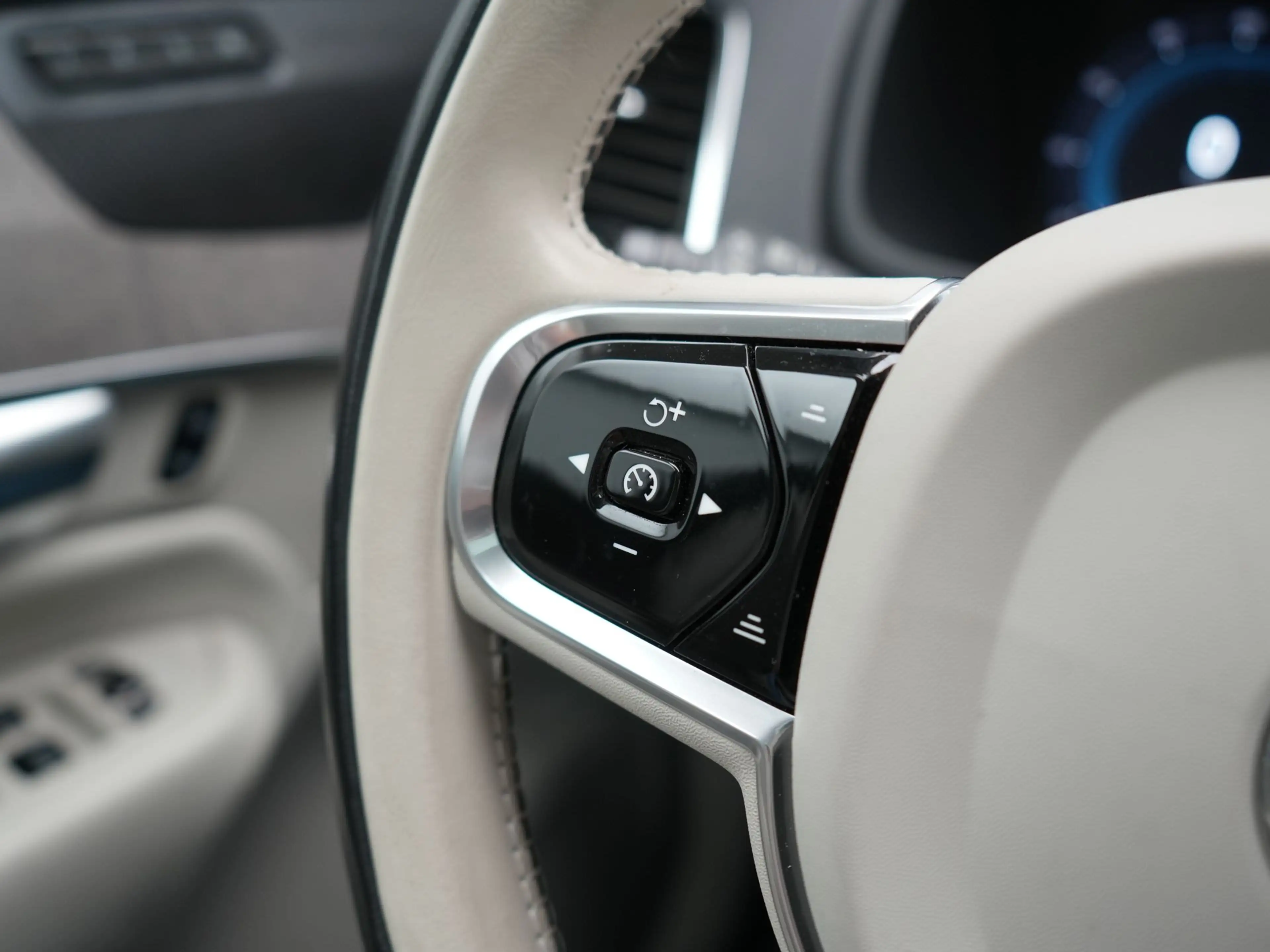 Volvo XC90 Recharge AWD Plus Dark Long Range 7 Persoons PHEV — photo 31