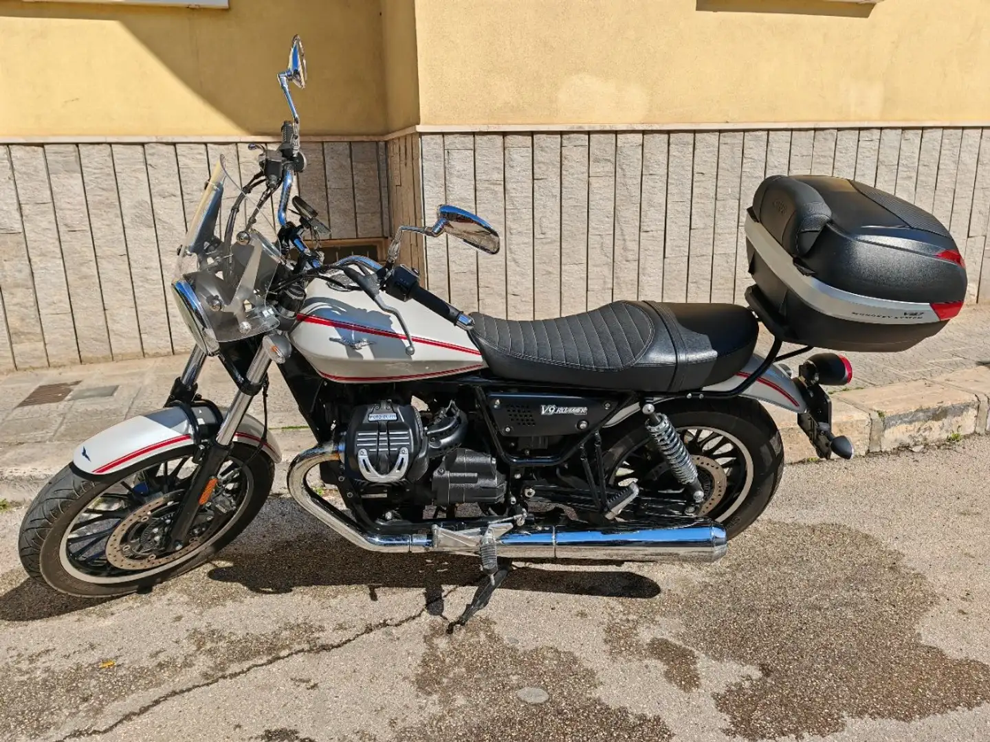 Moto Guzzi V 9 Roamer Білий - 1