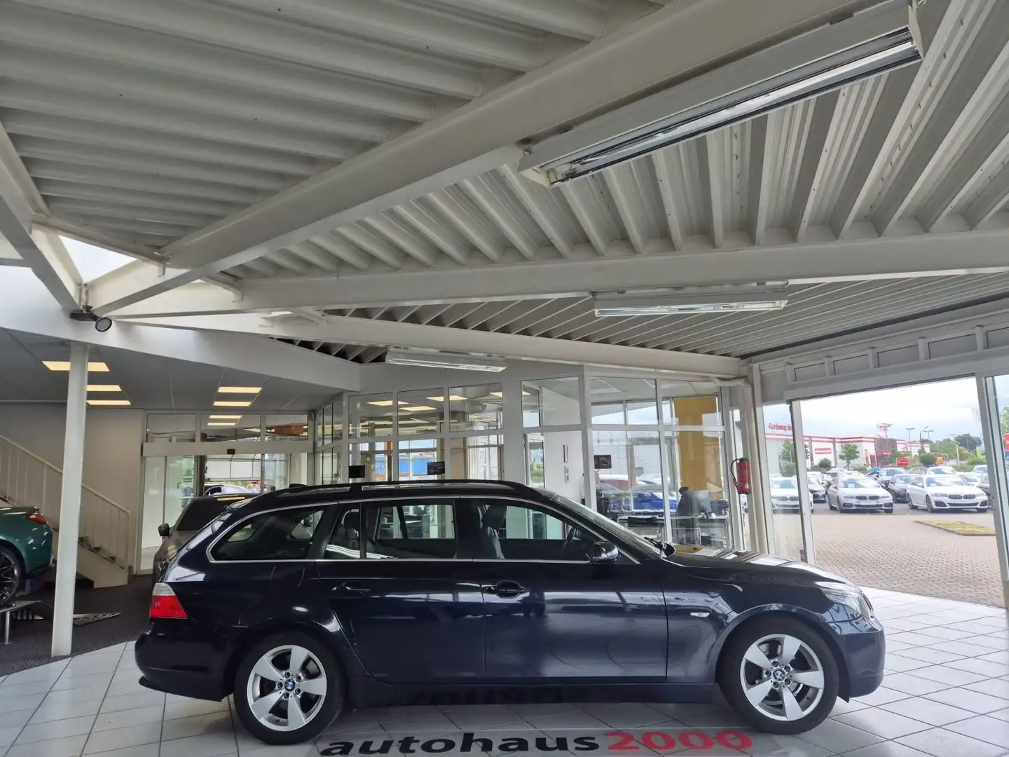 BMW 520 d Touring AUT./XENON/PANO./NAVI/PDC V-H/AHK Blau - 2