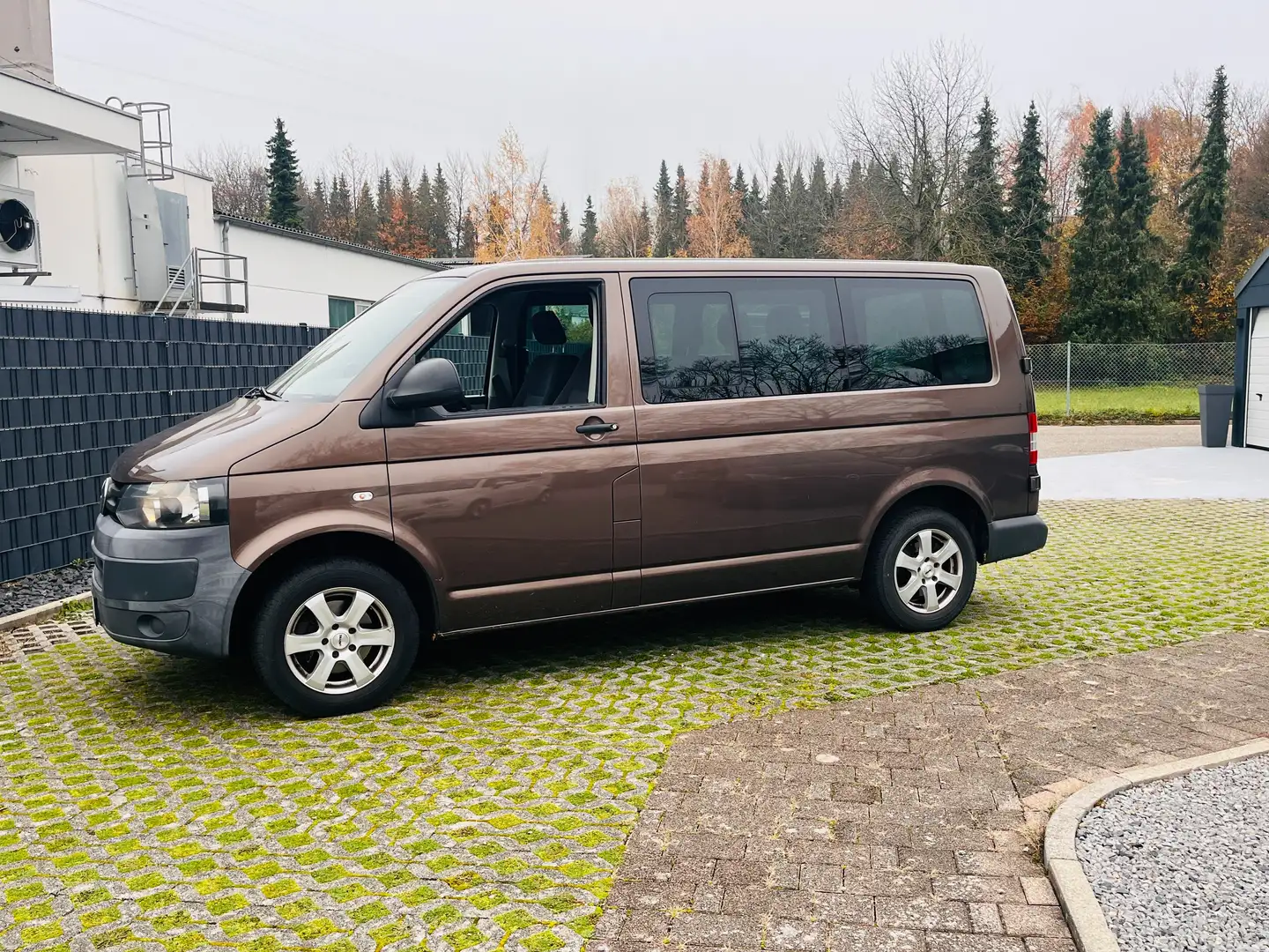 Volkswagen T5 Caravelle Kombi*1.Hand*Standhzg*Klima*vieles neu*PDC* Braun - 2