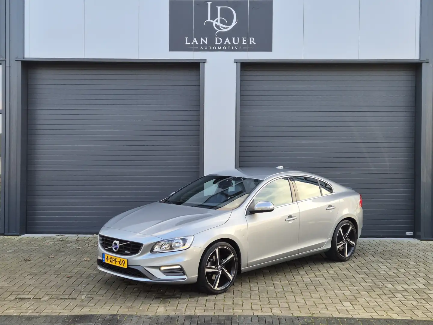 Volvo S60 1.6 T3 Summum / Leder / R-Design / ACTIE Grijs - 1