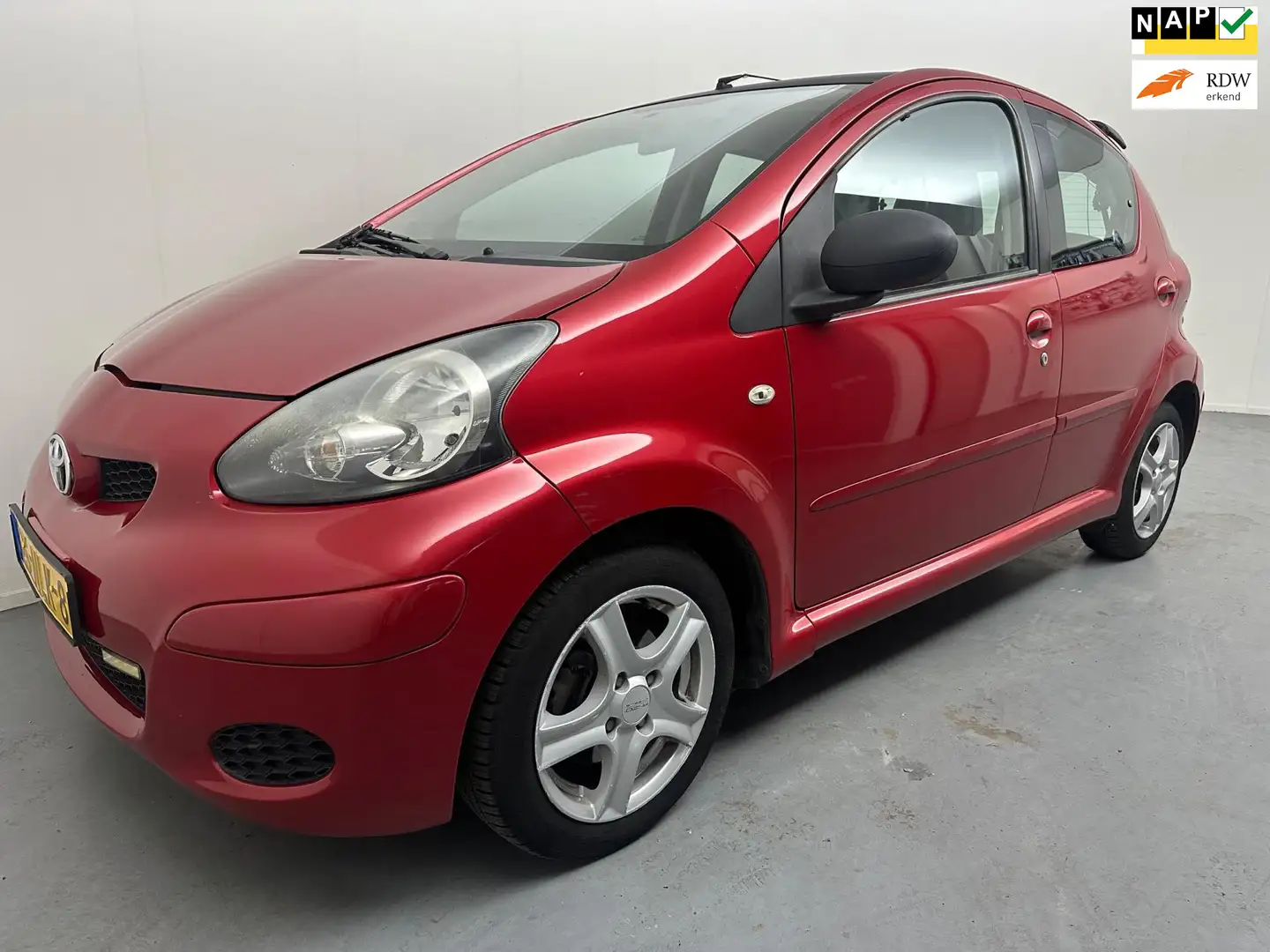 Toyota Aygo 1.0-12V Aspiration Red # Airco # Half Leder # Trek Rood - 1