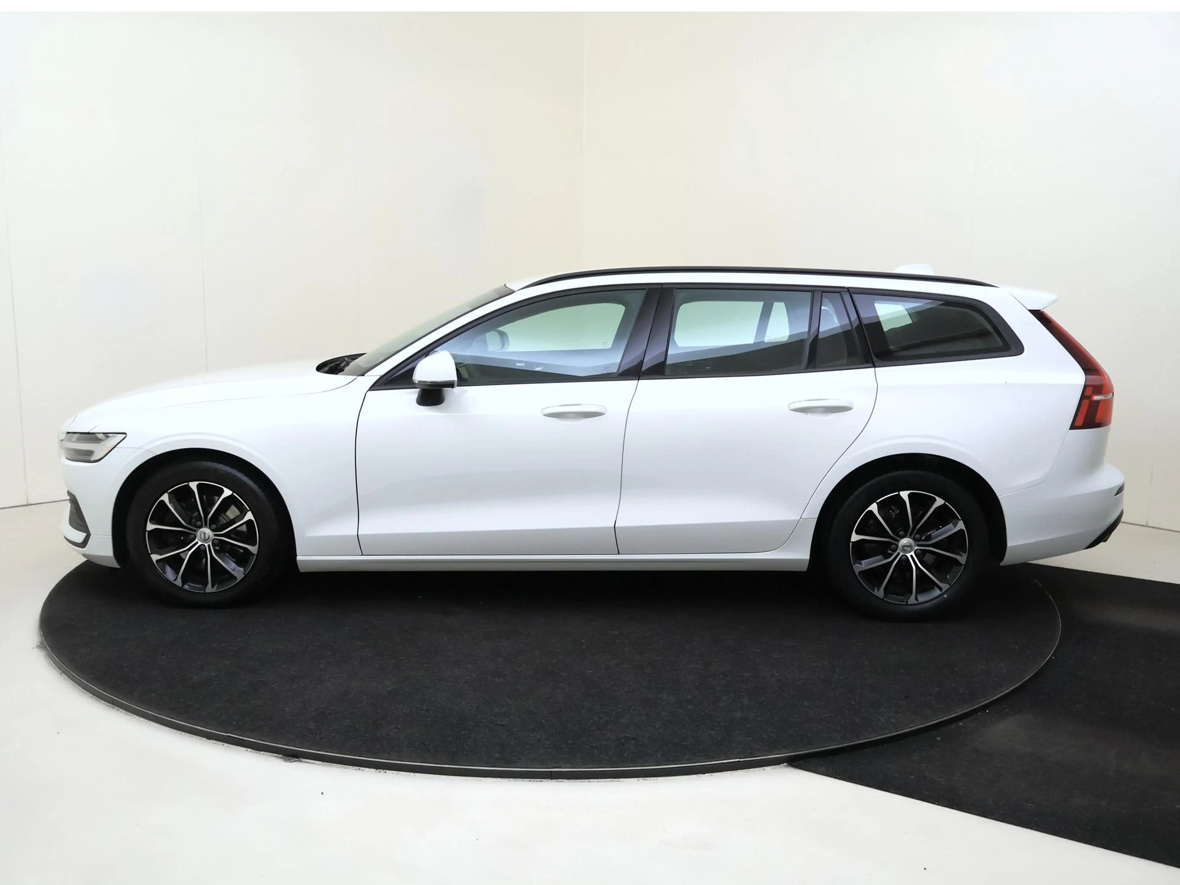Volvo V60 2.0 B3 Momentum Advantage Navigatie | Verwarmde vo — photo 8