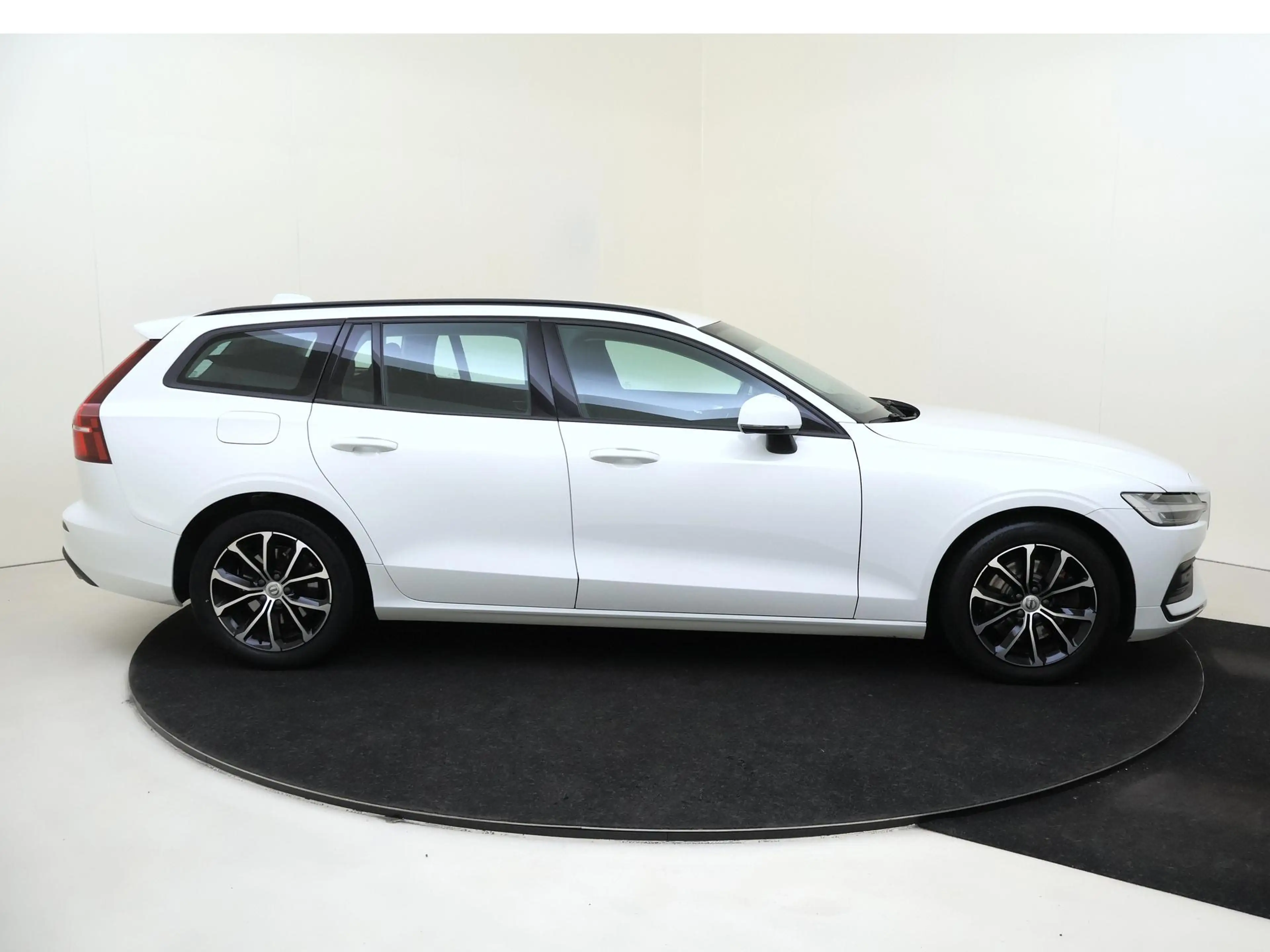 Volvo V60 2.0 B3 Momentum Advantage Navigatie | Verwarmde vo — photo 9