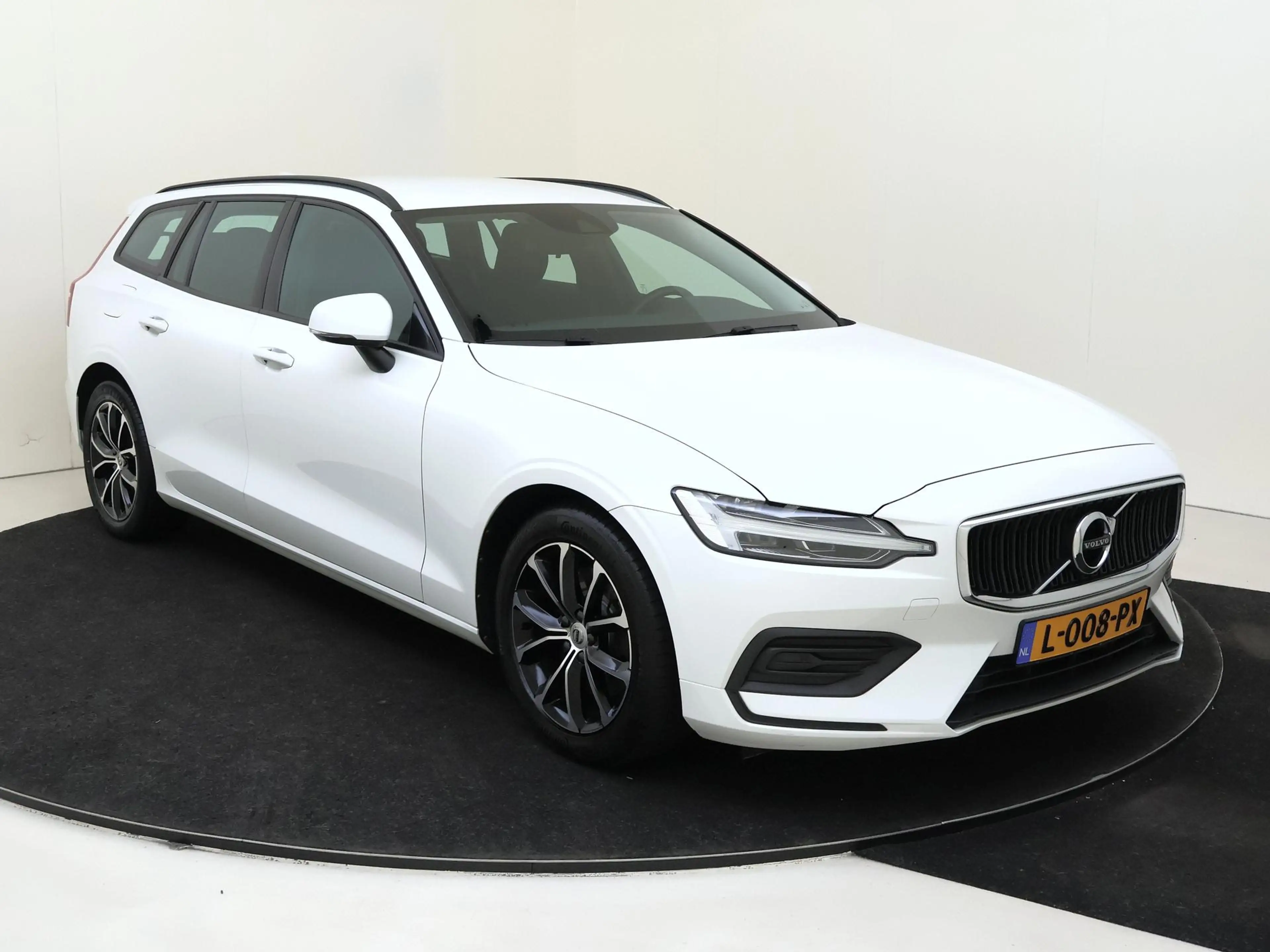 Volvo V60 2.0 B3 Momentum Advantage Navigatie | Verwarmde vo — photo 2