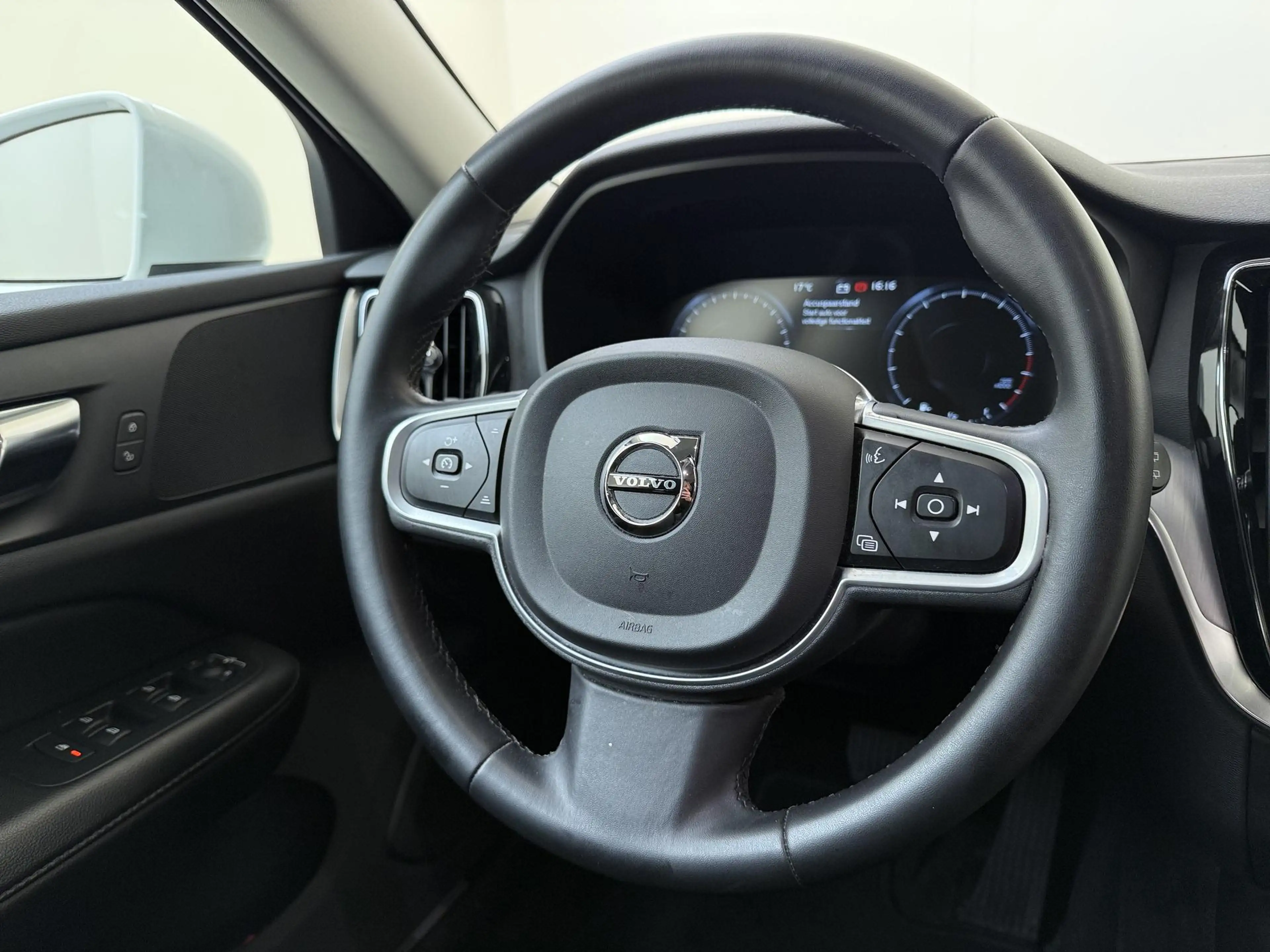 Volvo V60 2.0 B3 Momentum Advantage Navigatie | Verwarmde vo — photo 10