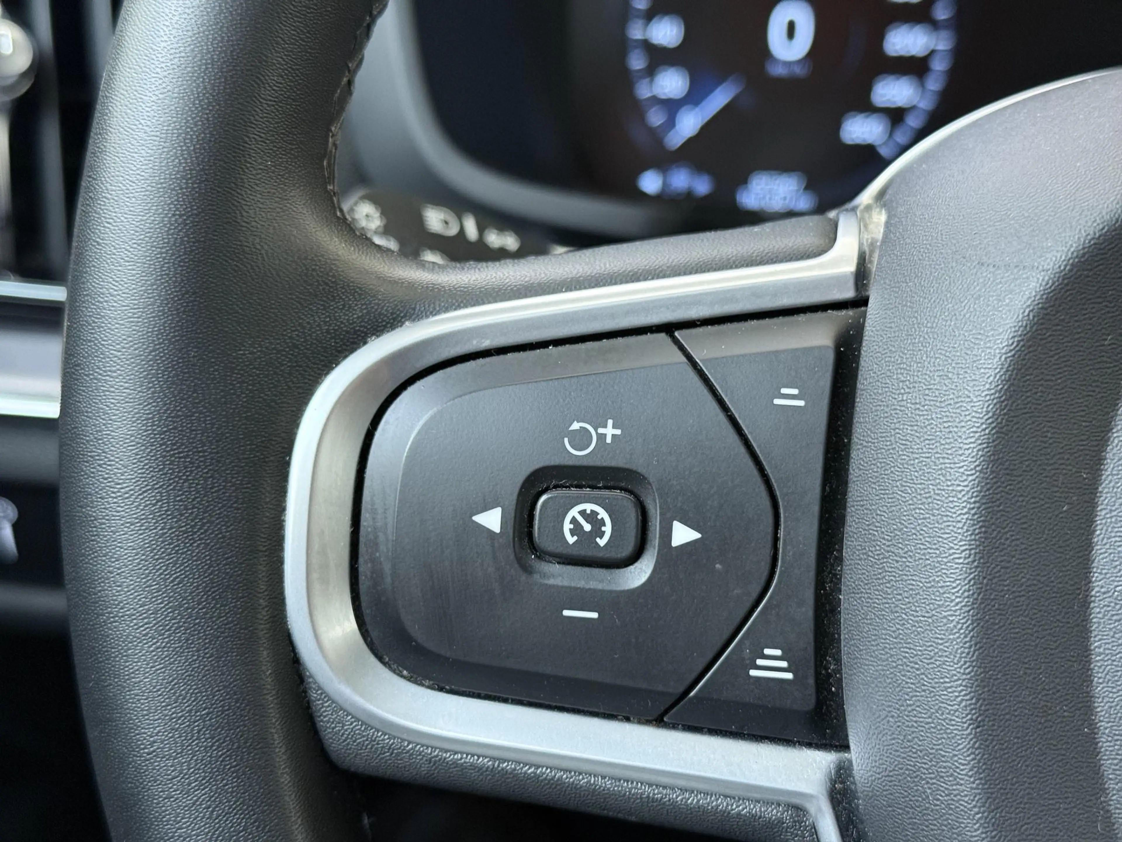 Volvo V60 2.0 B3 Momentum Advantage Navigatie | Verwarmde vo — photo 12