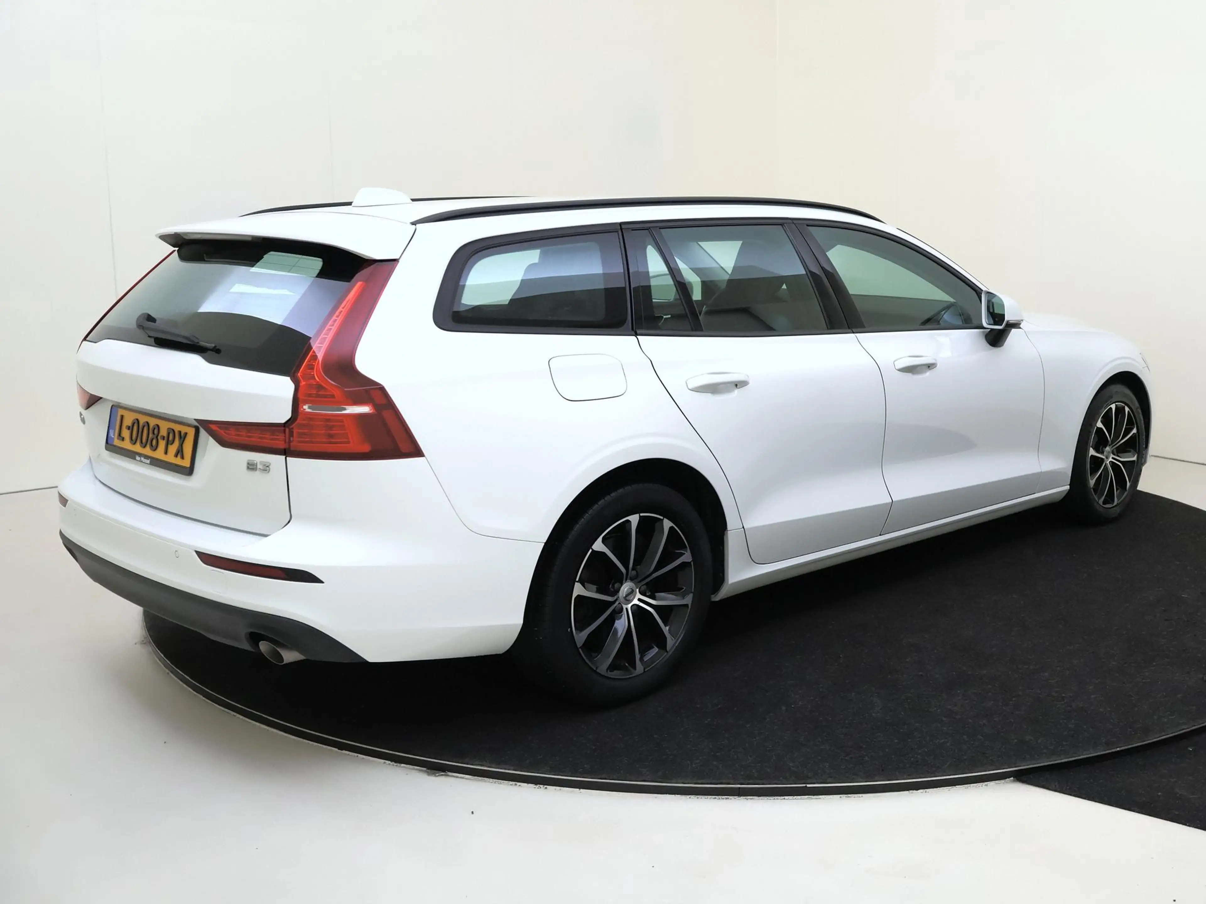 Volvo V60 2.0 B3 Momentum Advantage Navigatie | Verwarmde vo — photo 4