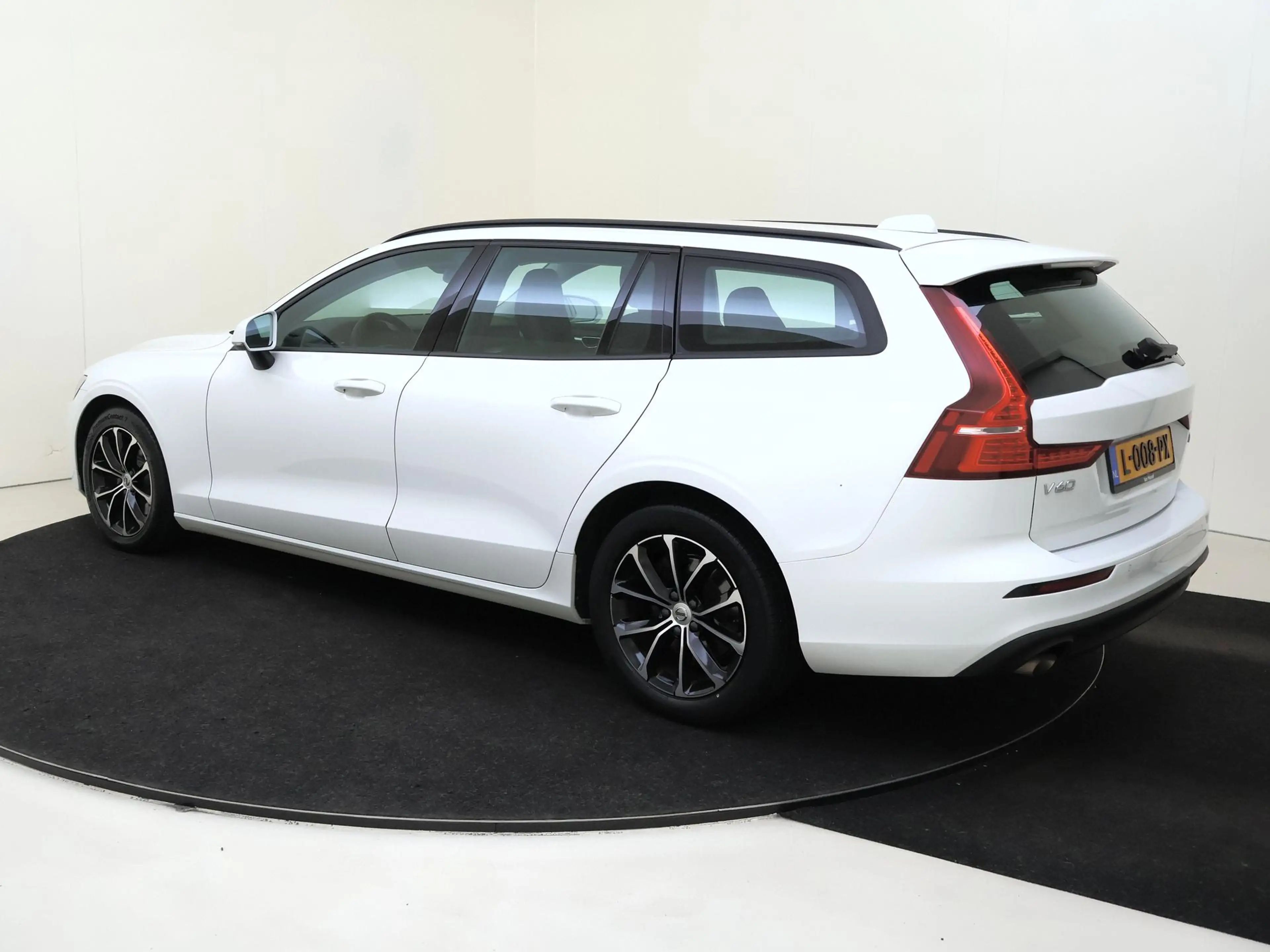 Volvo V60 2.0 B3 Momentum Advantage Navigatie | Verwarmde vo — photo 3