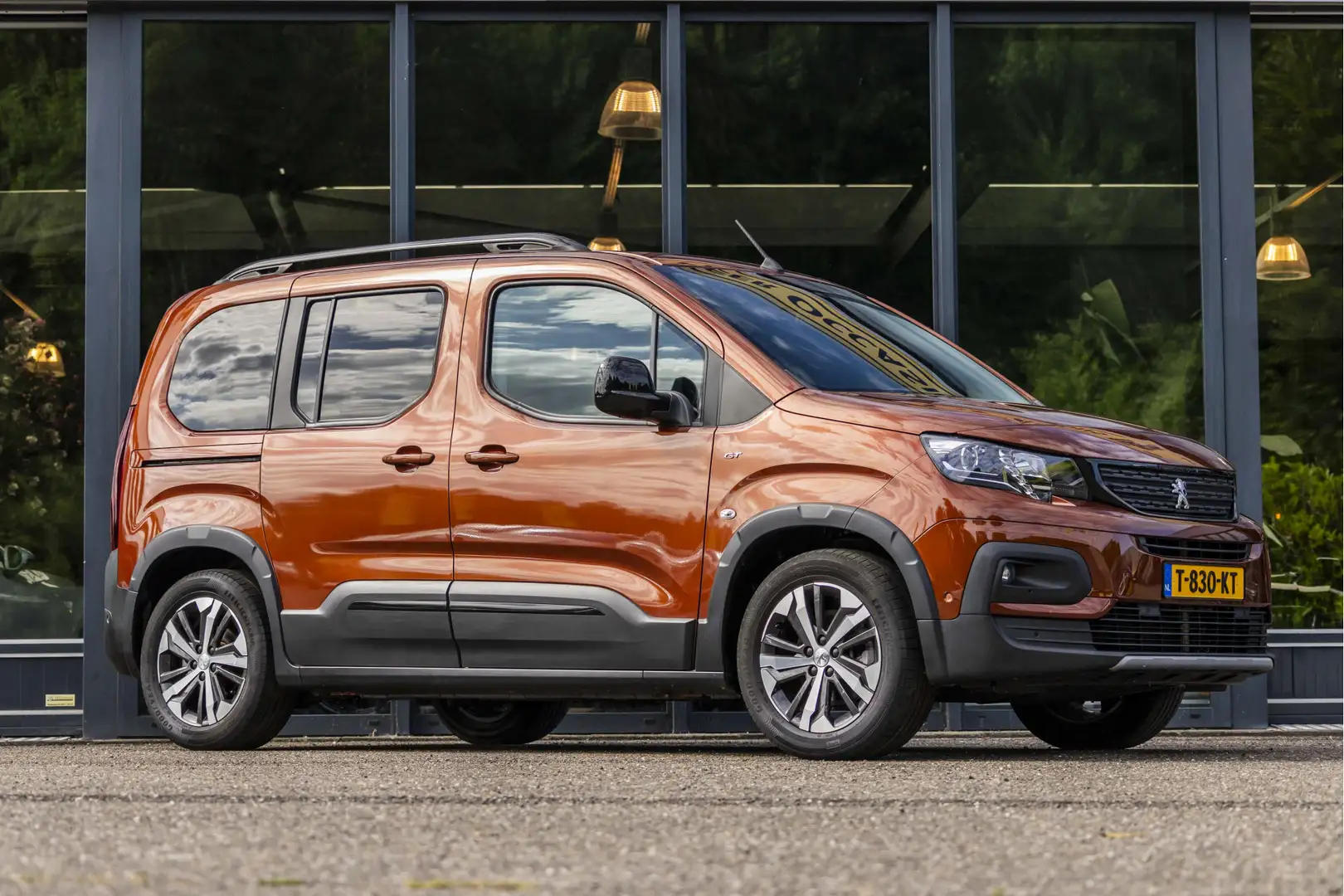 Peugeot e-Rifter EV GT 50 kWh Braun - 1