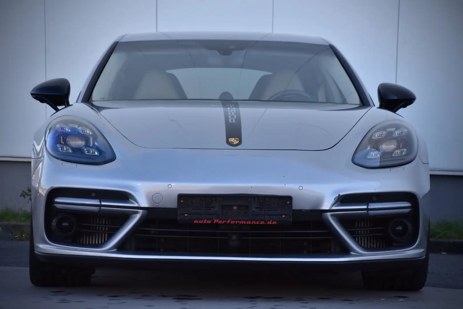 Porsche Panamera Turbo Stříbrná - 2