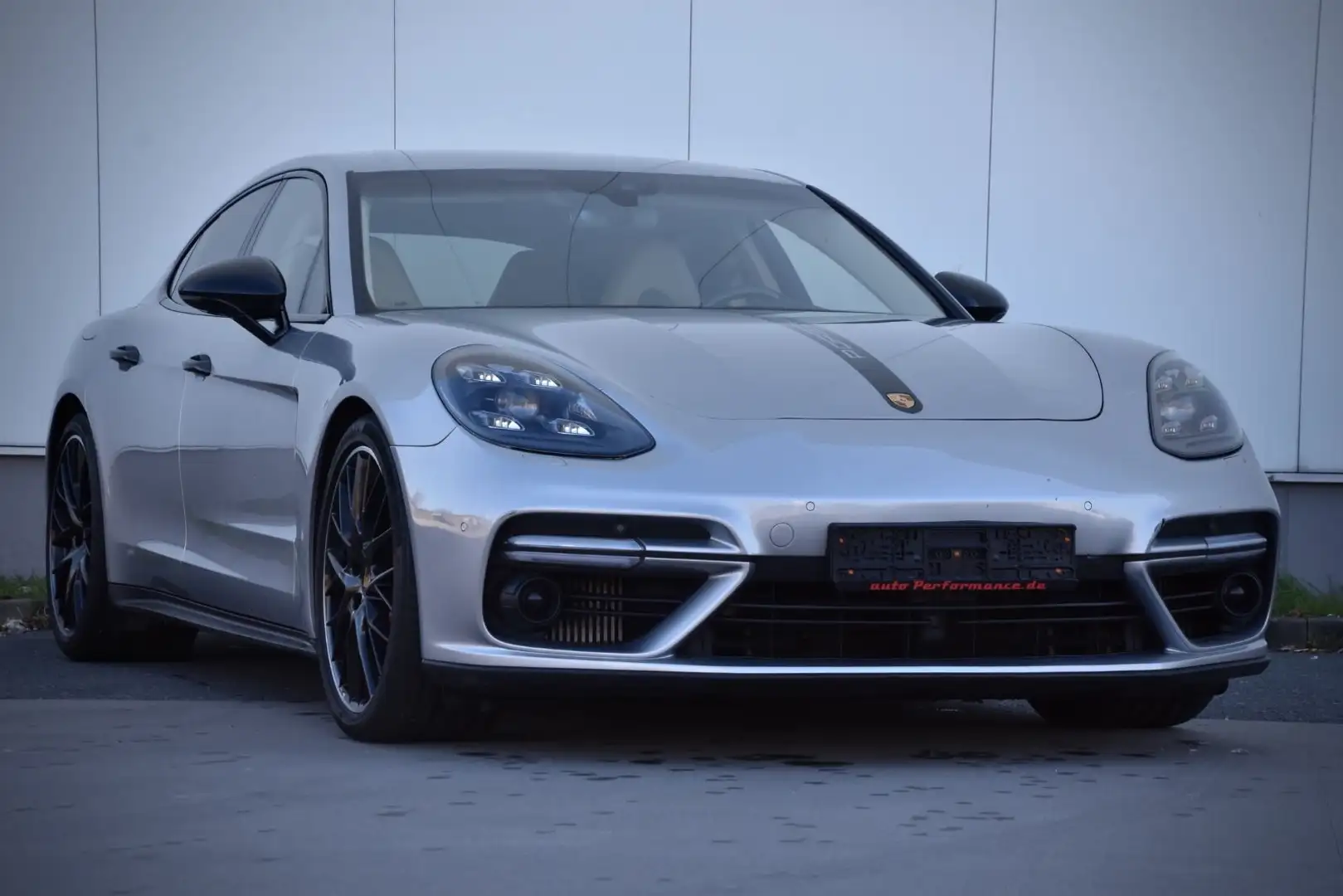 Porsche Panamera Turbo Stříbrná - 1