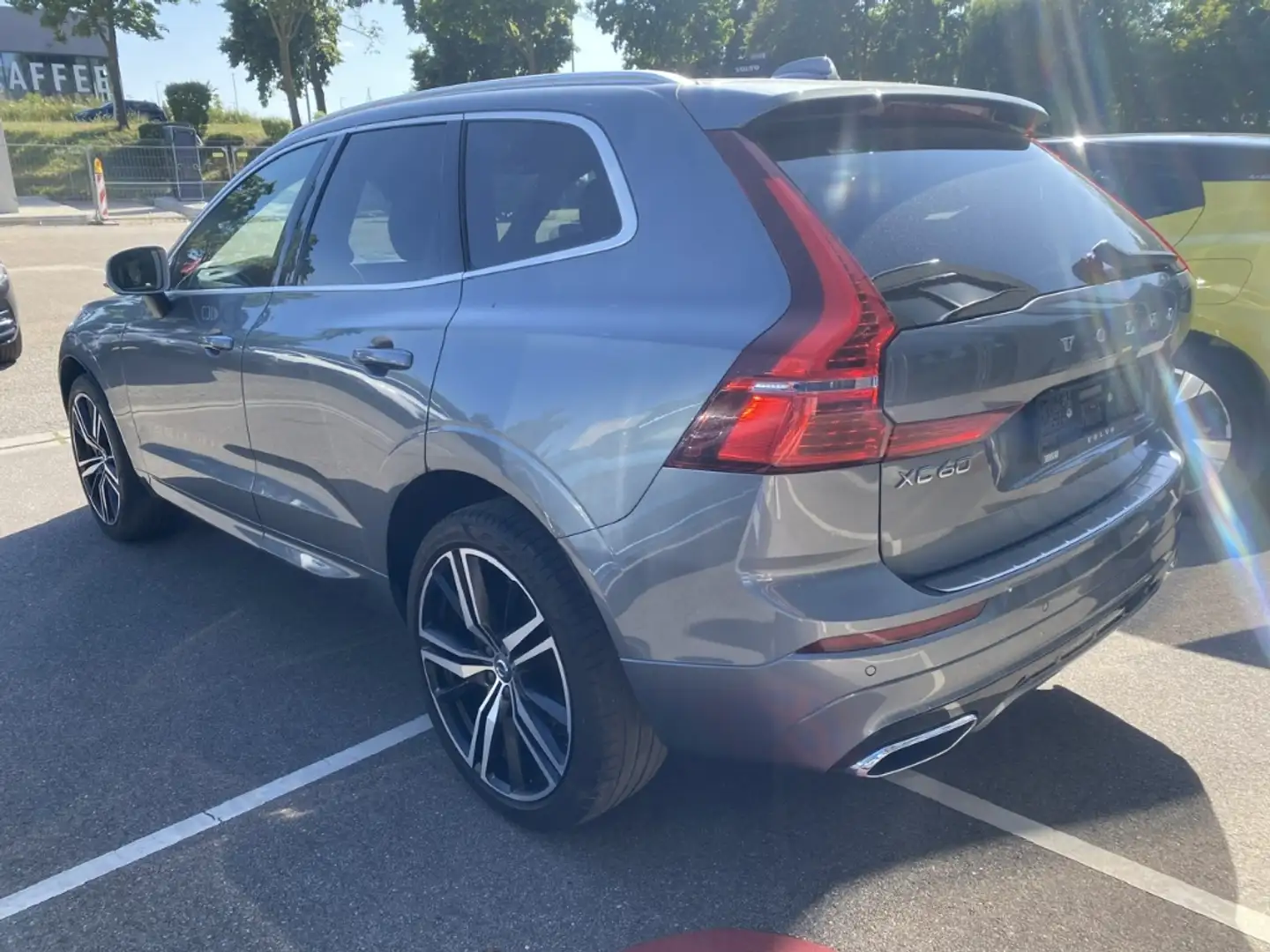 Volvo XC60 R Design AWD D5 EU6d-T AHK Navi Digitales Cockpit Grijs - 2