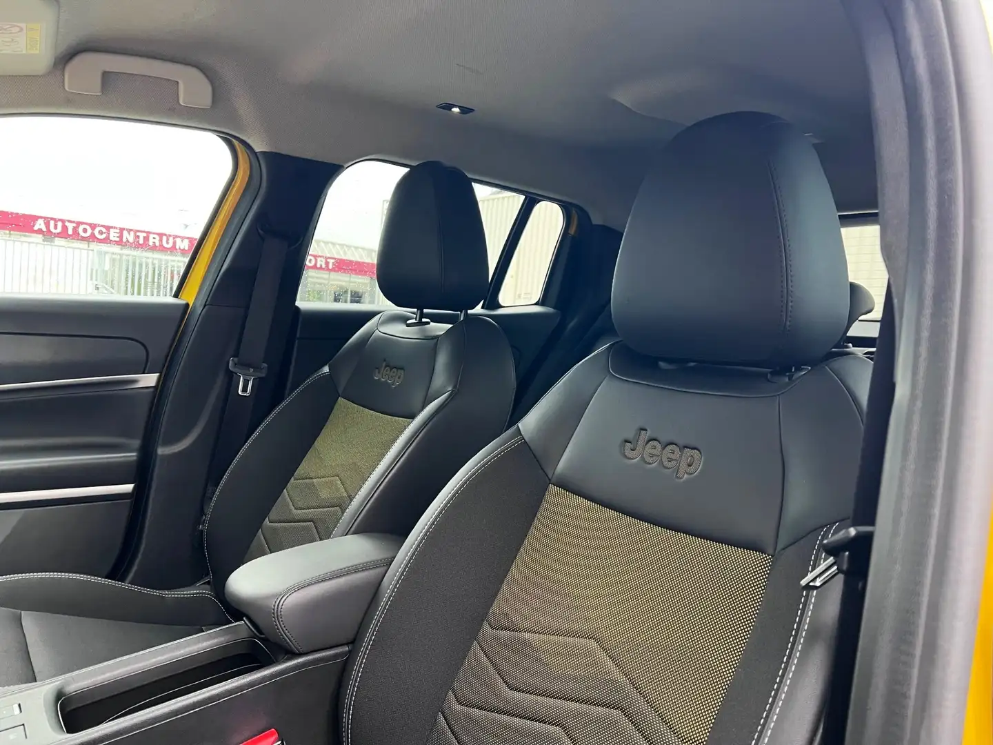 Jeep Avenger 1st Edition 54 kWh/Adaptive/W-Pomp/3-Fase/SunYello Geel - 2