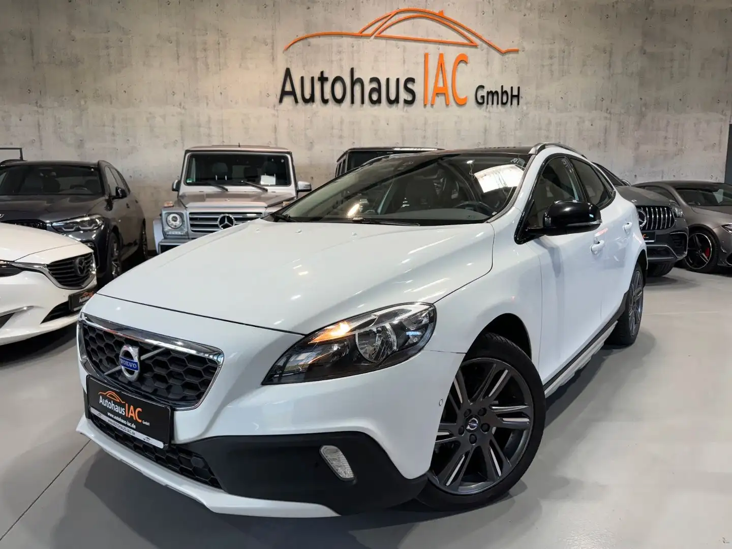 Volvo V40 Cross Country Momentum/SHZ/NAVI/LED/PARKPILO Bianco - 1