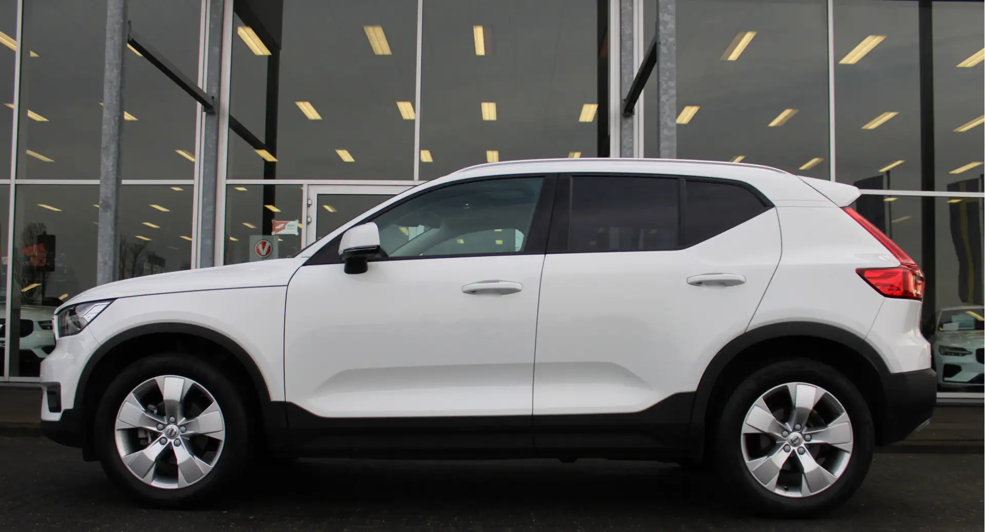 Volvo XC40 T2 Automaat Business Pro | Schuif/kanteldak | Trek Blanc - 2