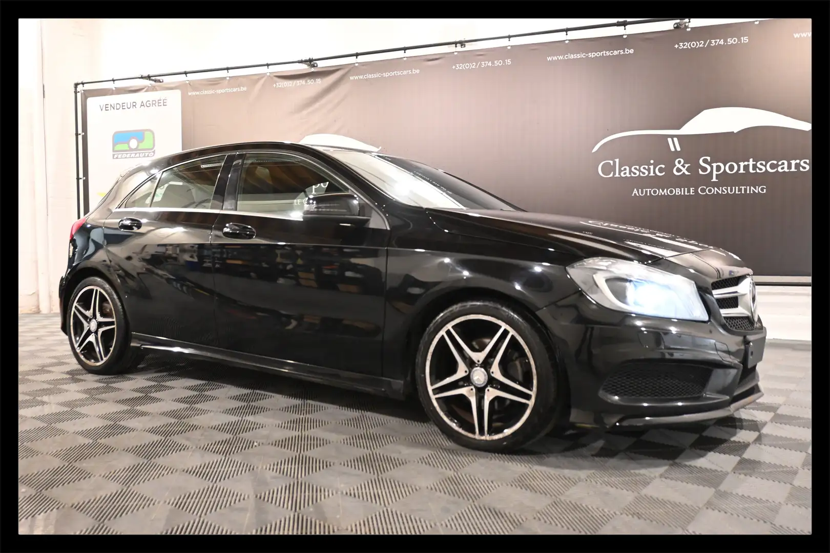 Mercedes-Benz A 180 A 180 AMG LINE / TOIT PANO / NAVI / BLUETOOTH !! Zwart - 1