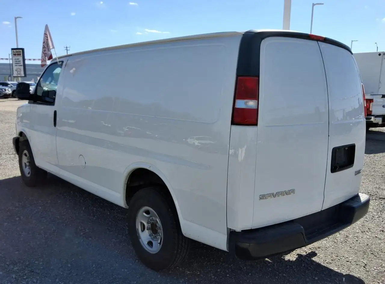 GMC Savana снимка GMC Savana