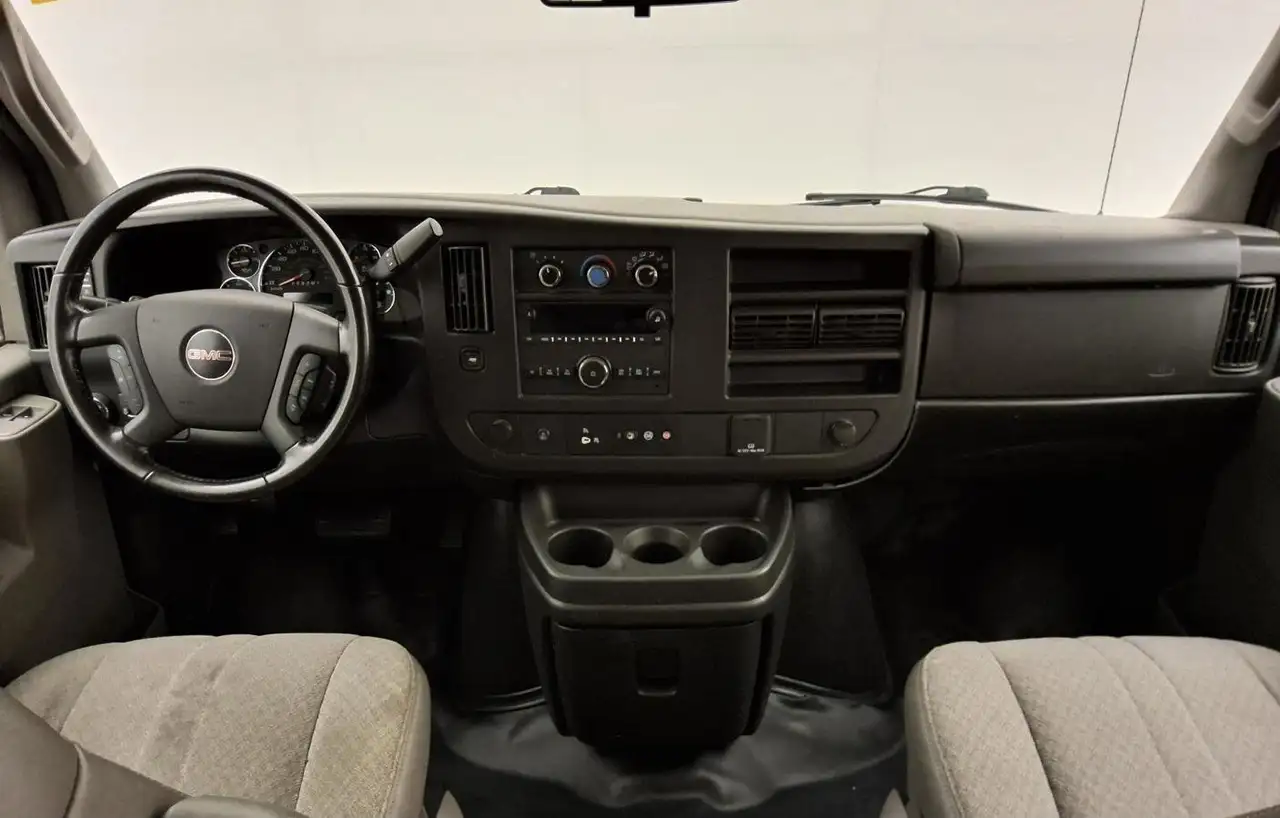 GMC Savana снимка GMC Savana