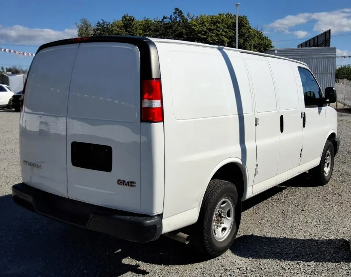 GMC Savana снимка GMC Savana