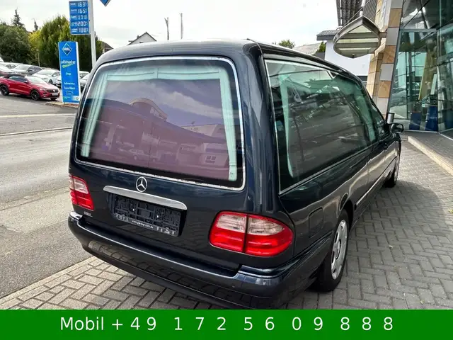 Mercedes-Benz 220 view 2